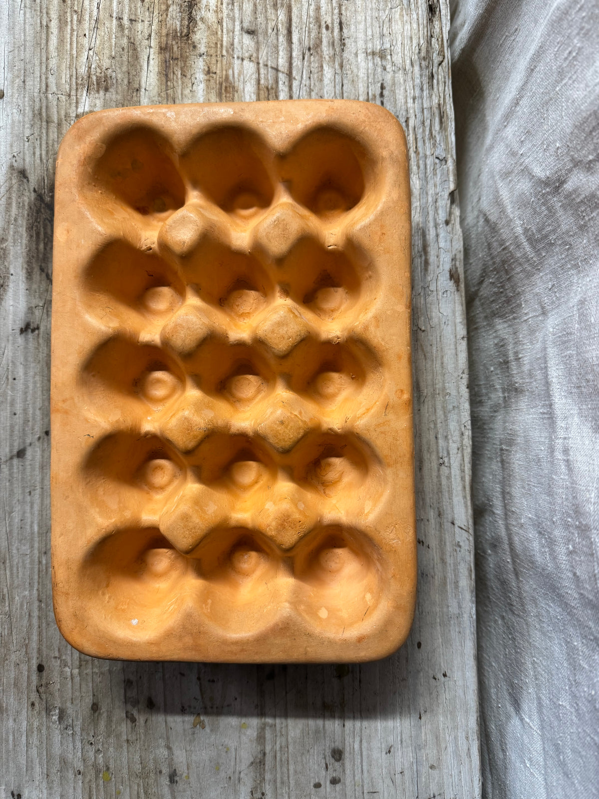 Äggställ i keramik