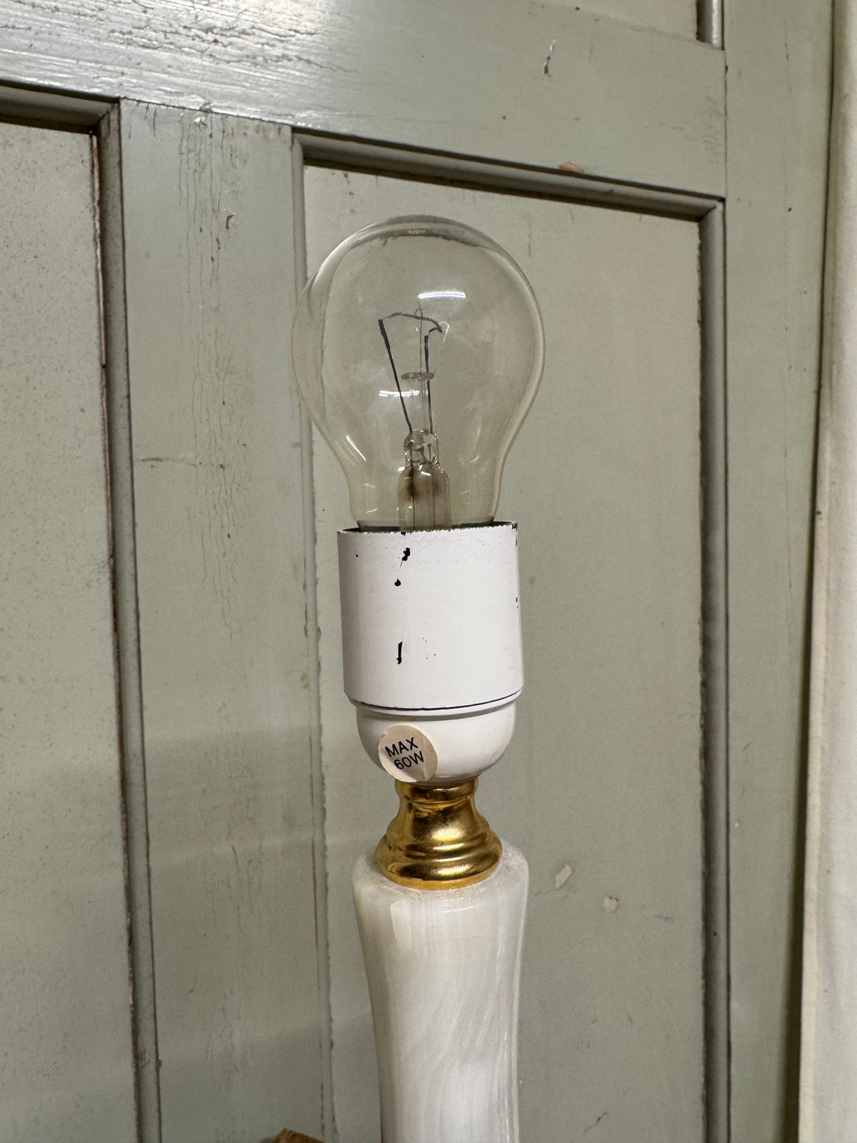 Bordslampa i marmor med skärm i ljust aprikos färg