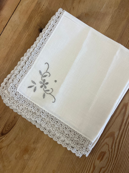 4st tygservetter med broderi och vacker kant