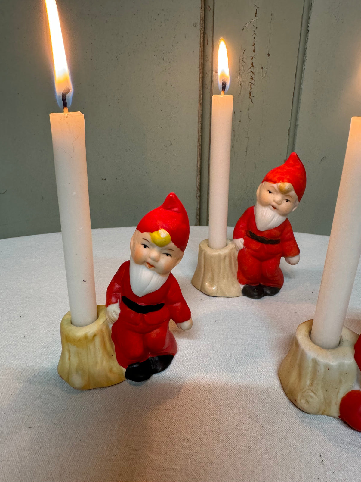 Triss i tomteljusstakar för julgransljus