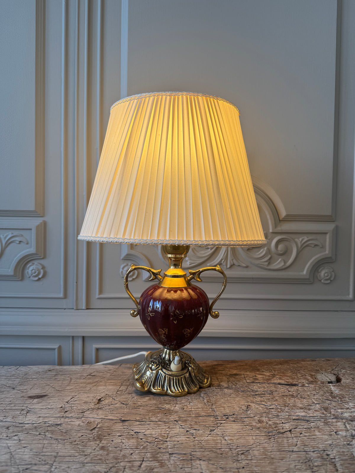 Bordslampa med hänklar och fot i mässing Ewa Värnamo
