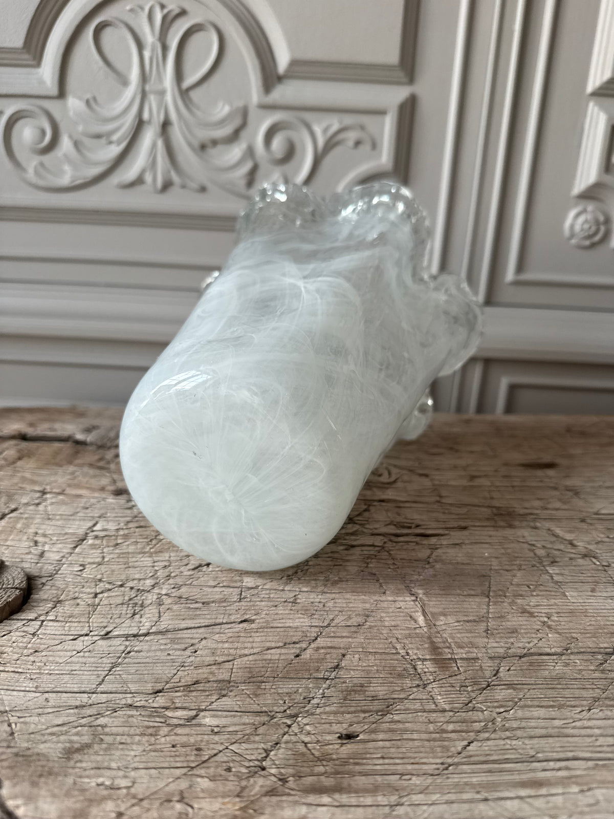 Hög vas med vågad öppning