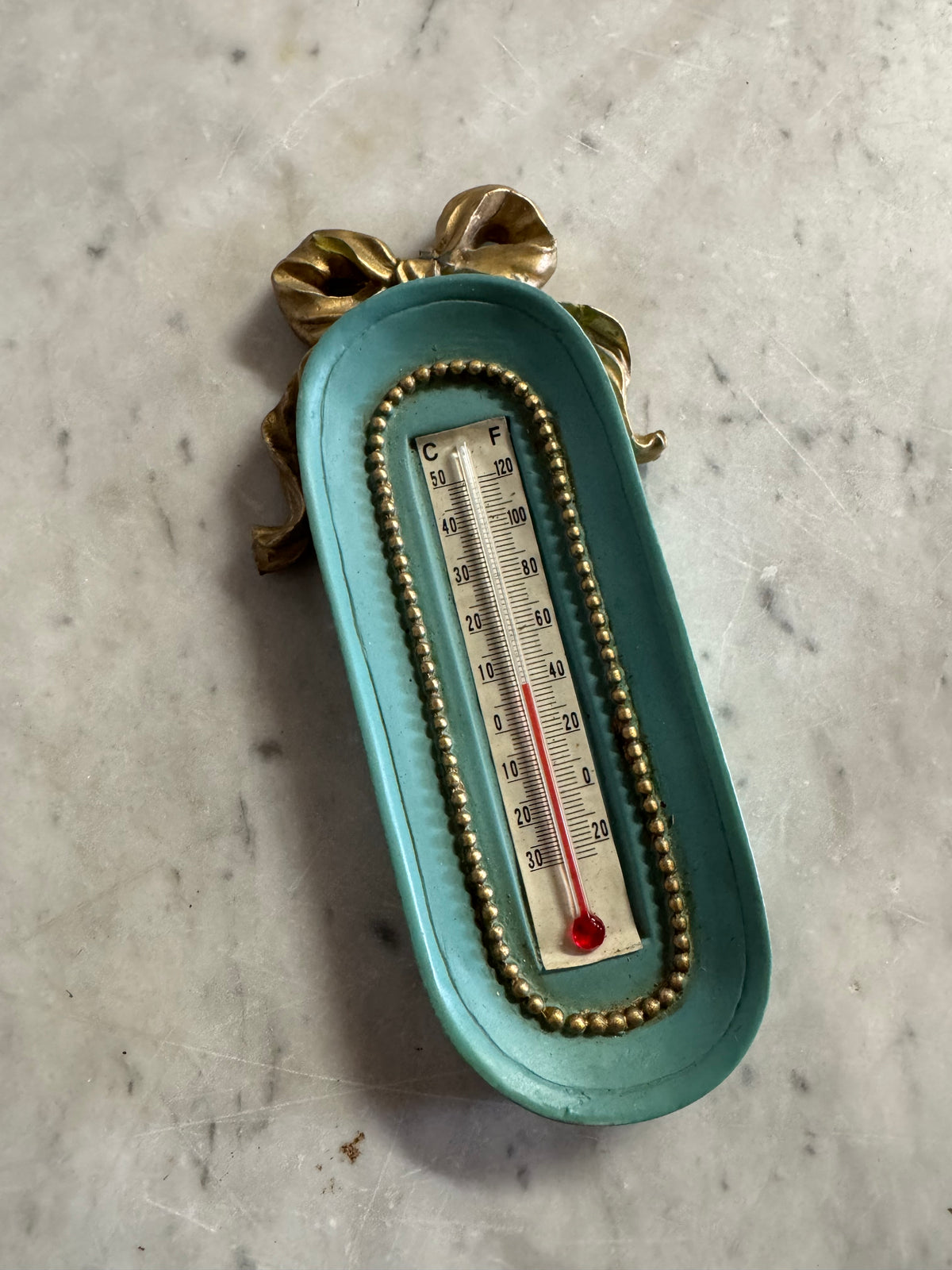 Väggtermometer i retrostil, troligen 1950–1970-tal