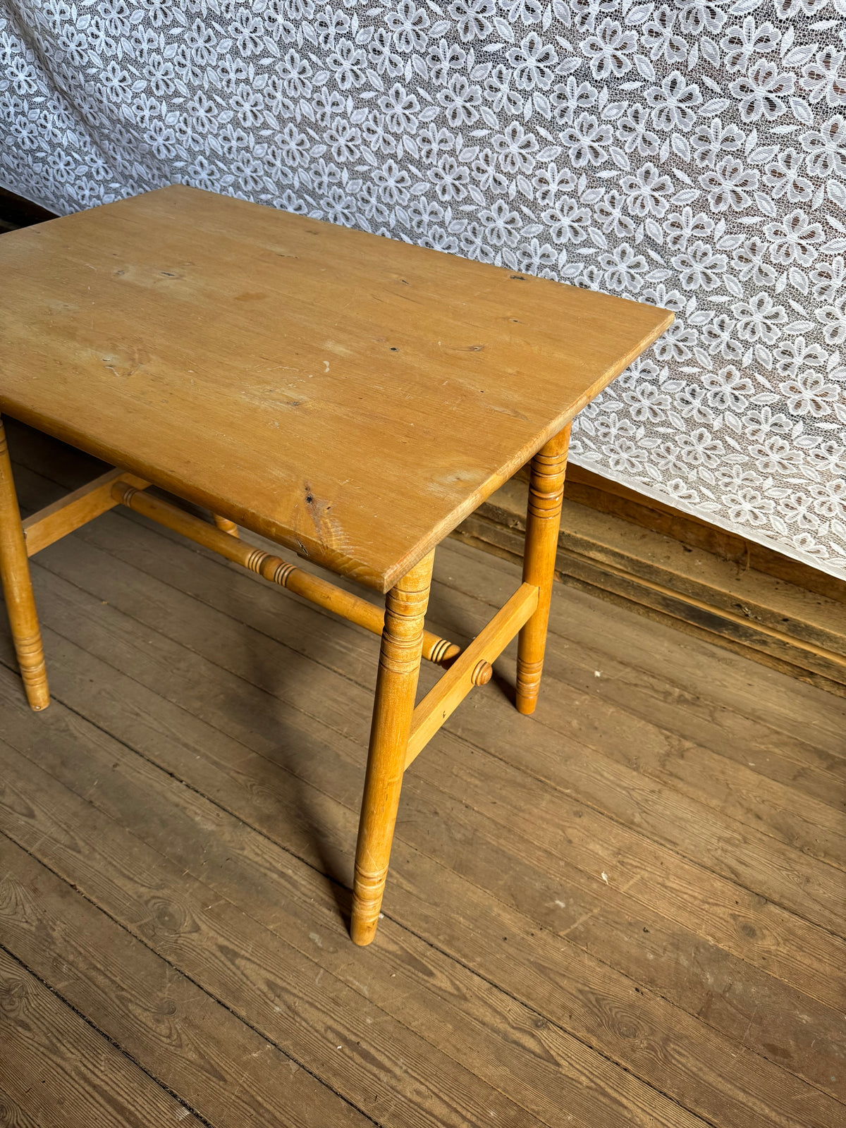 Mindre bord trärent