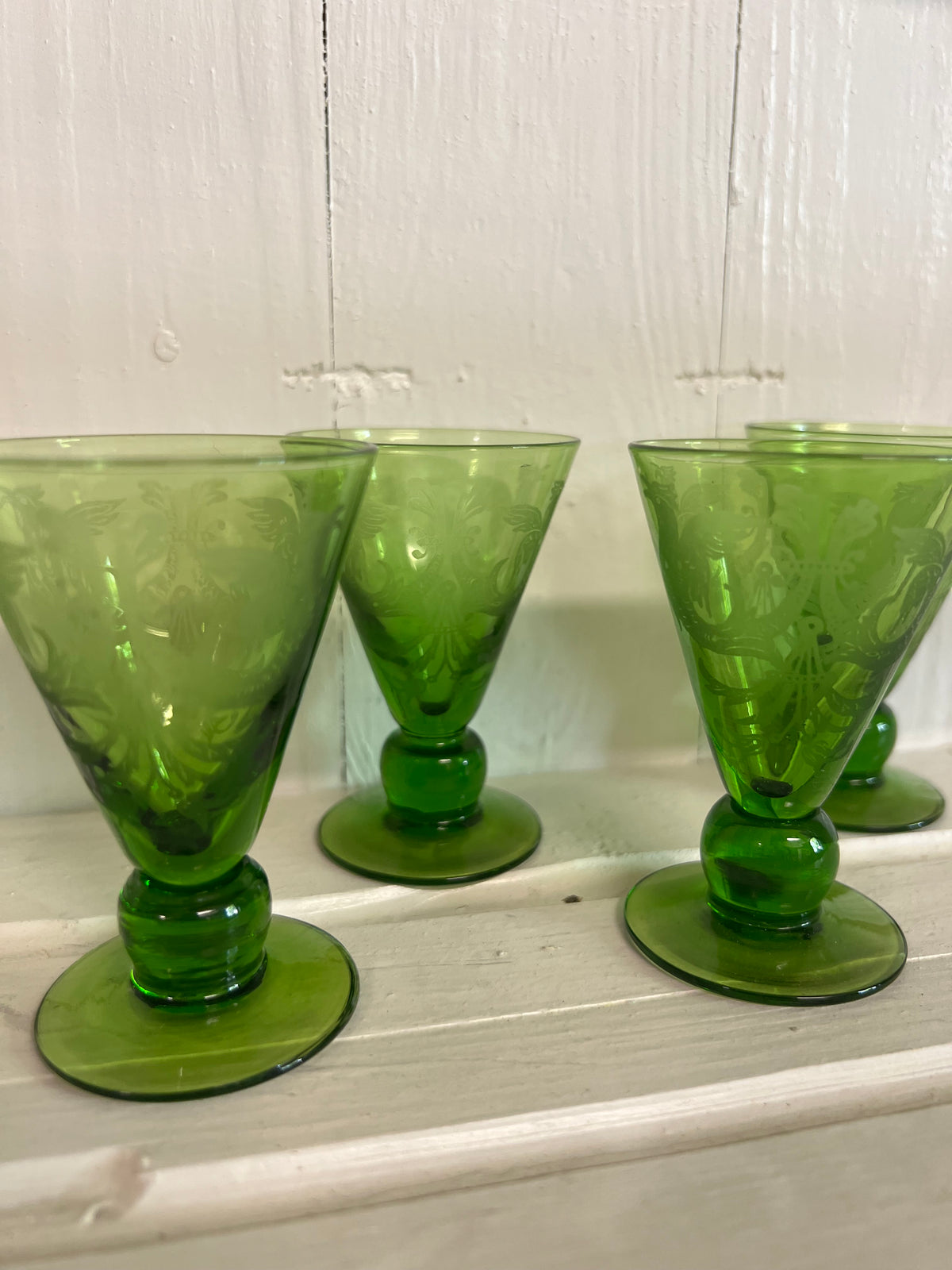 4st snapsglas i grönt med dekor