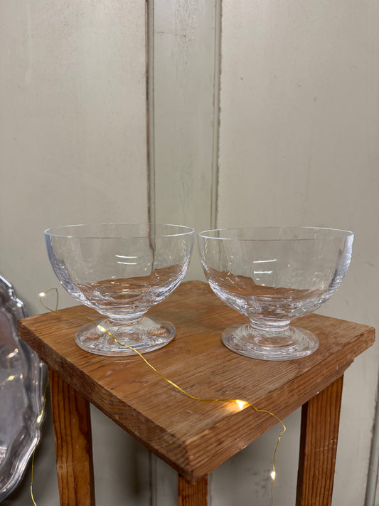 Paret glasskålar på fot