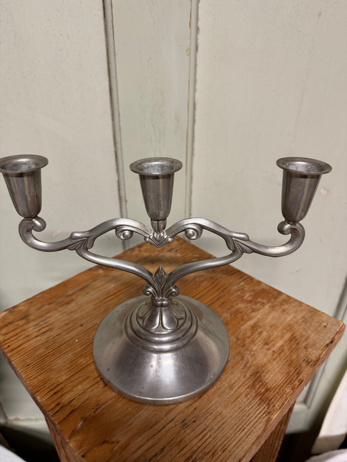 Trearmad ljusstake i tenn