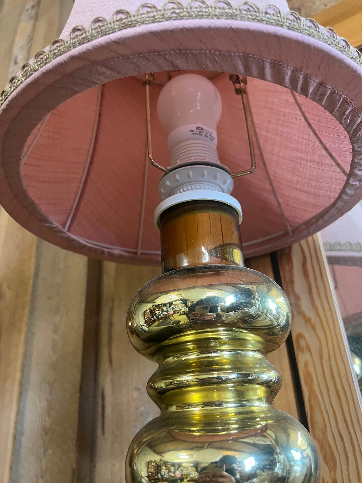 Bordslampa med mässingsfot och rosa skärm
