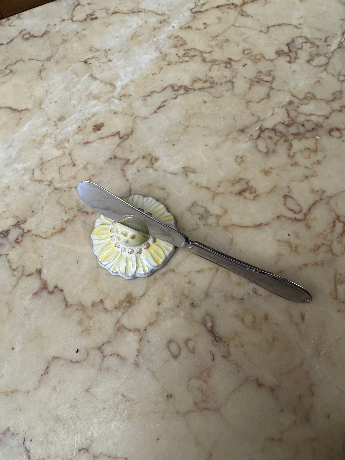 Knivlägg i keramik, gul blomma