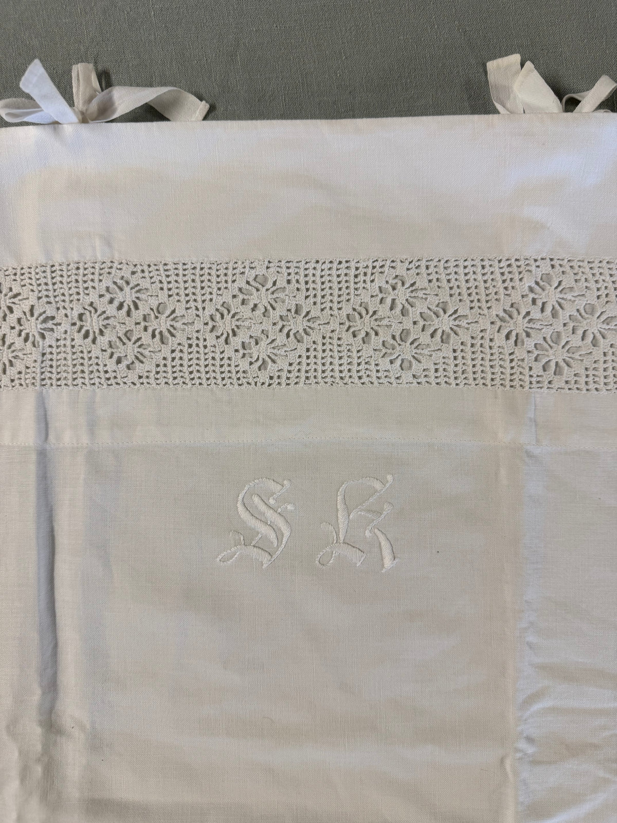 Örngott med knyt och monogram