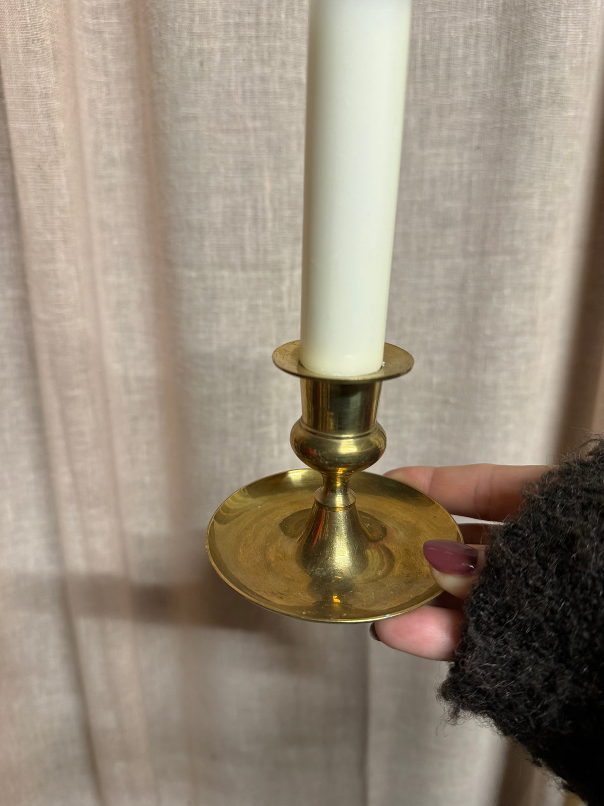 Mässingsljusstake på fat