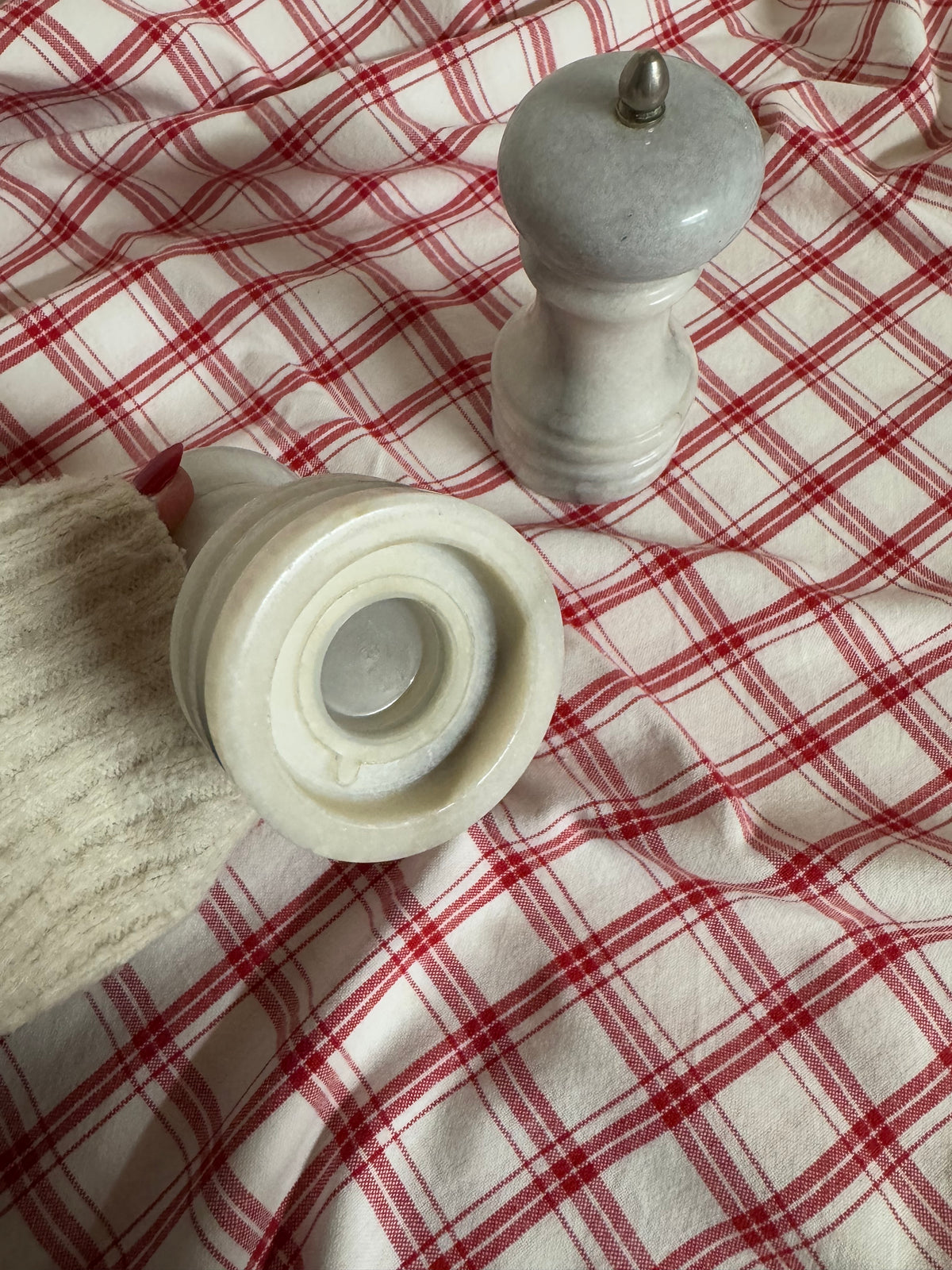 Salt och pepparkar i marmor