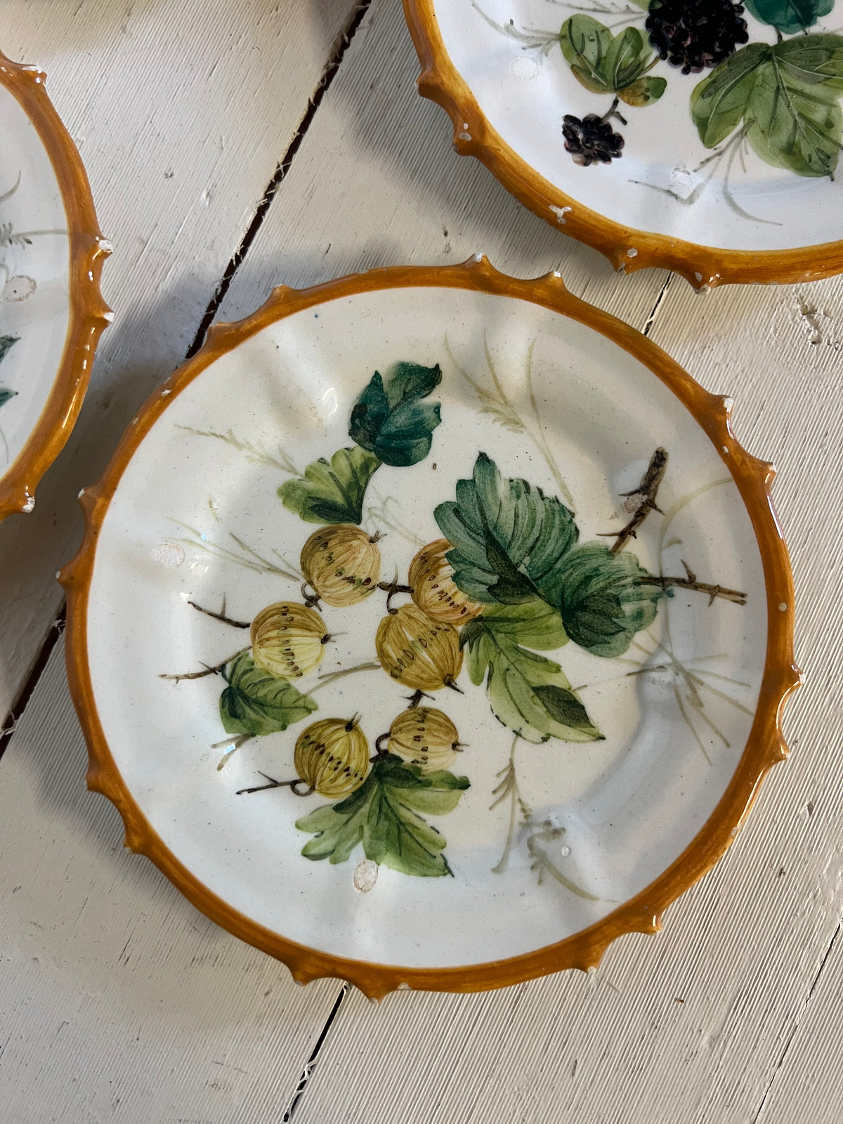 Fyra små fat med frukt