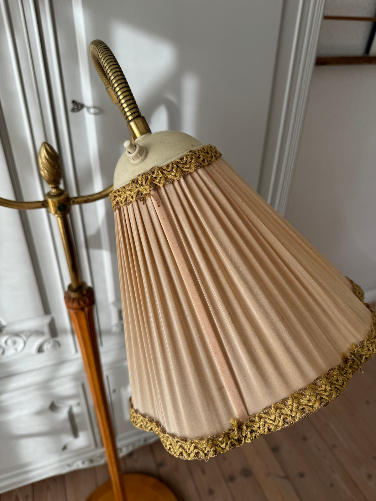 Tvåarmad golvlampa