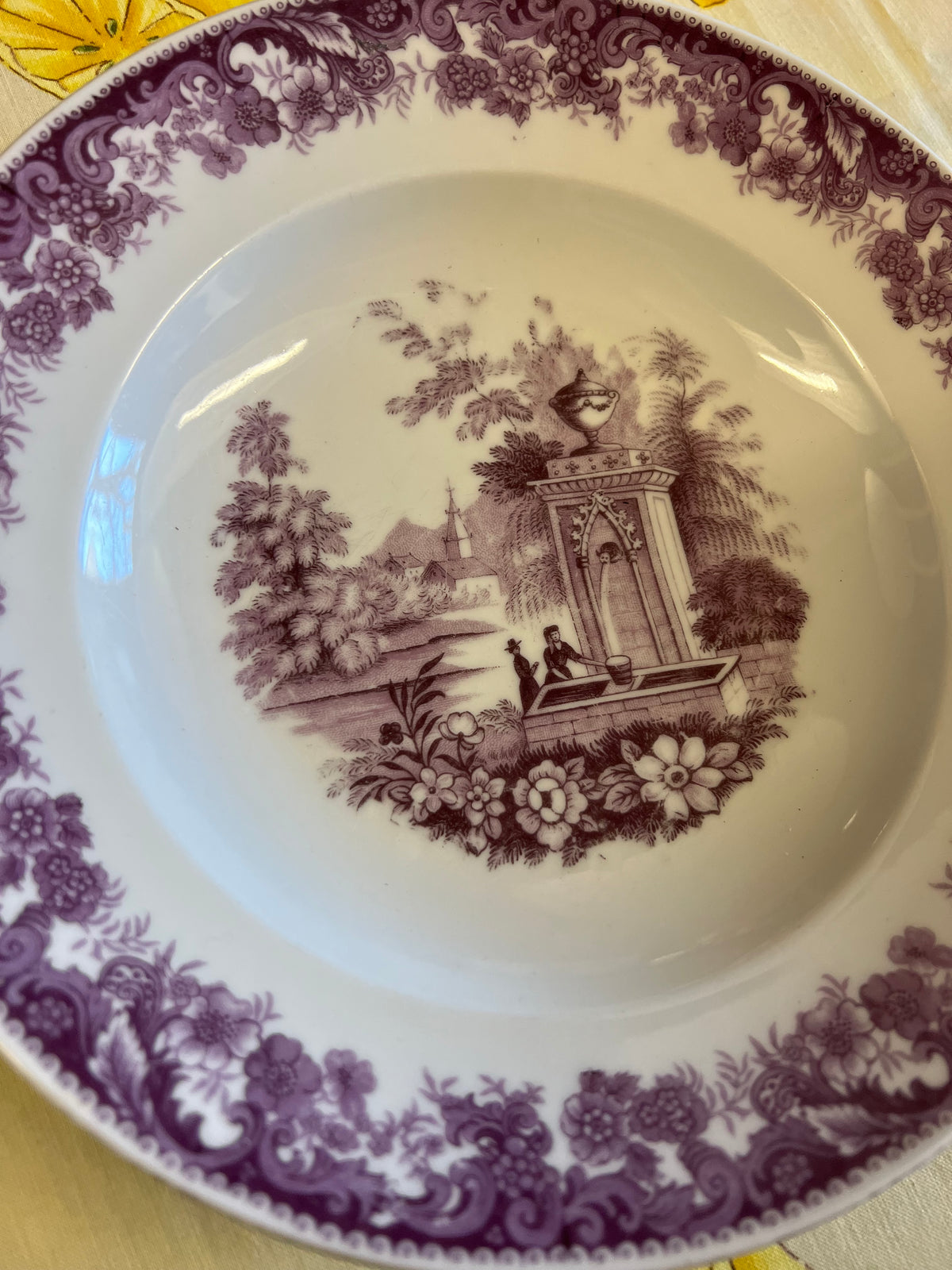 Djup tallrik i lila porslin - Victoria China
