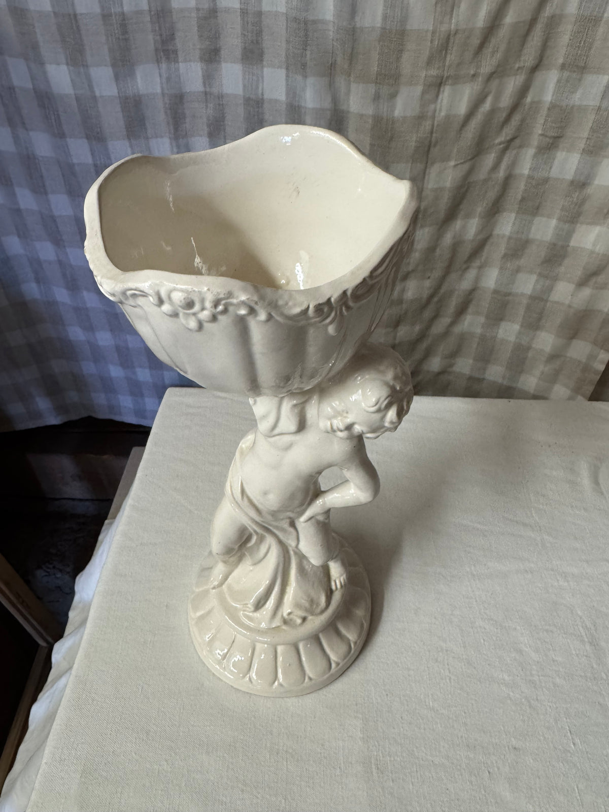 Benvit italiensk figurinvas med putto/ängel, vintage
