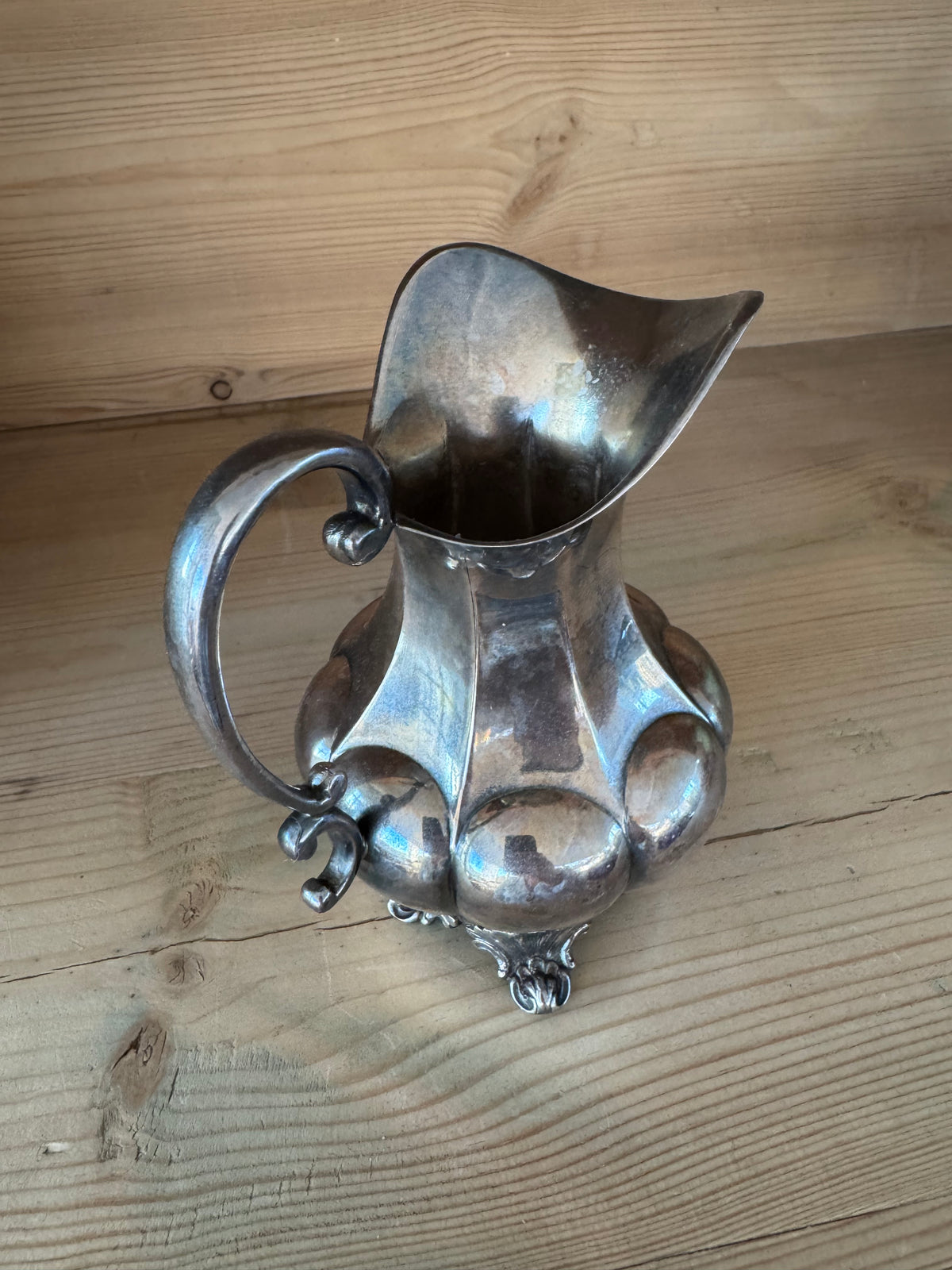 Gräddkanna i nysilver rokoko-inspirerad stil