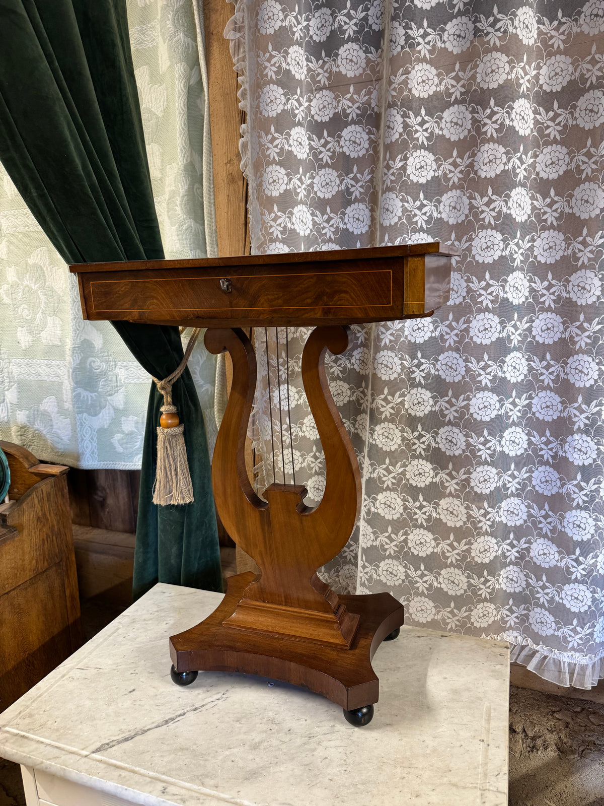 Sidobord empirestil, 1900-tal