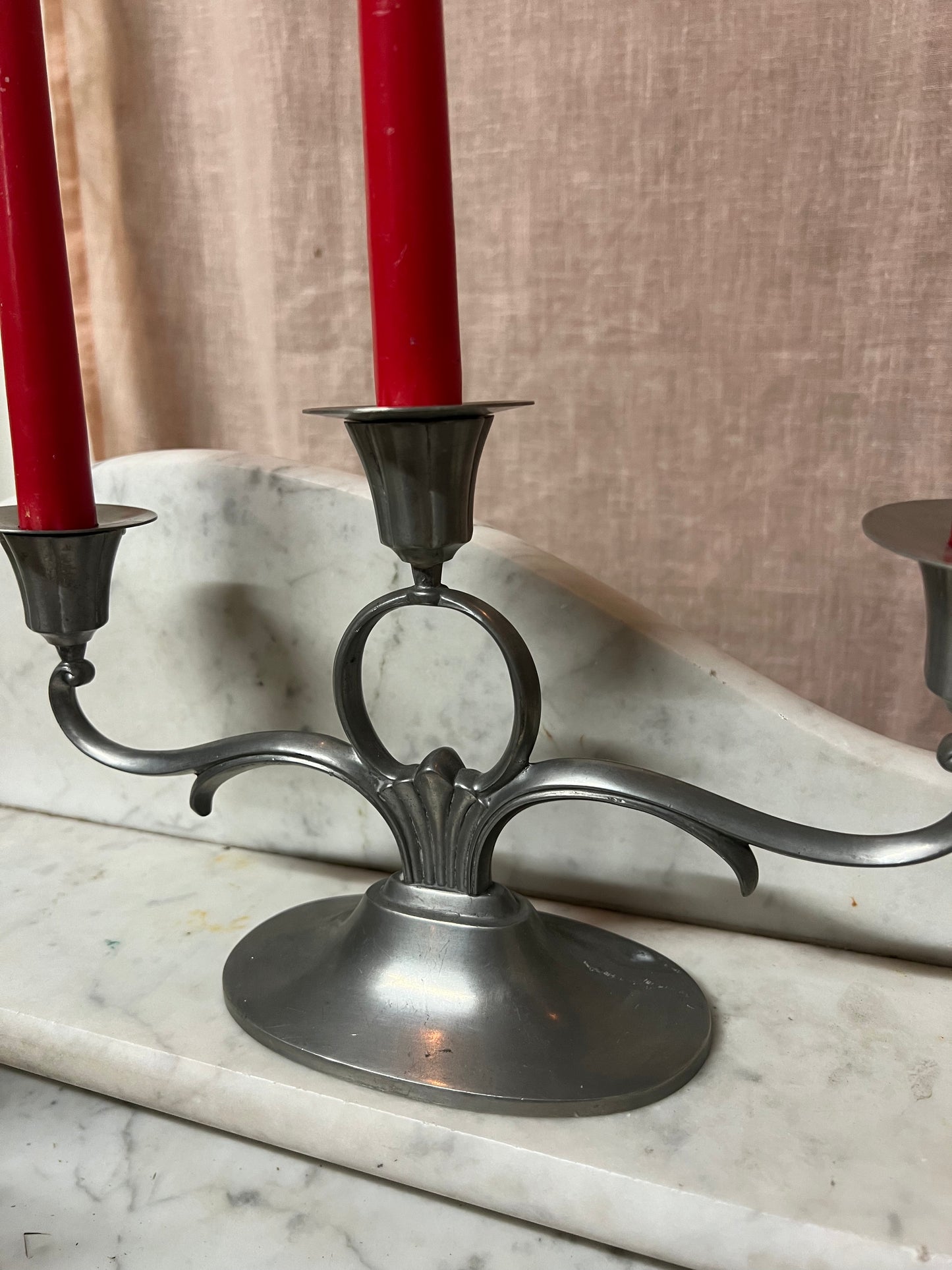 Trearmad ljusstake i tenn med ljusmanchetter