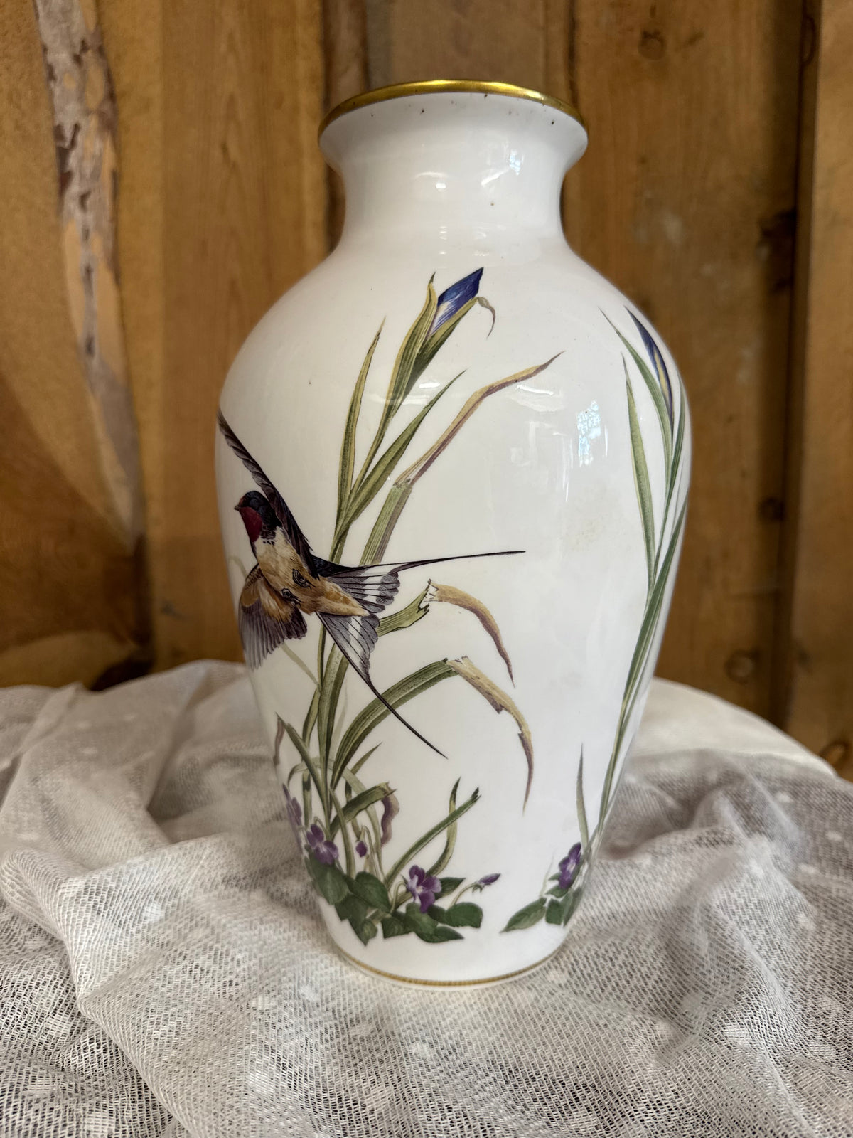 Vas / urna Franklin Porcelain – The Meadowland Bird Vase av Basil Ede