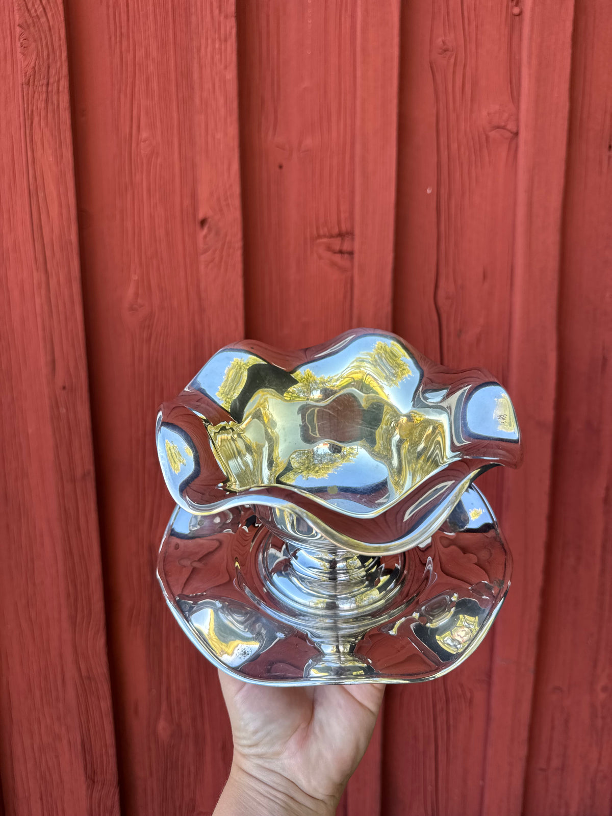 Skål på fot i nysilver med volang