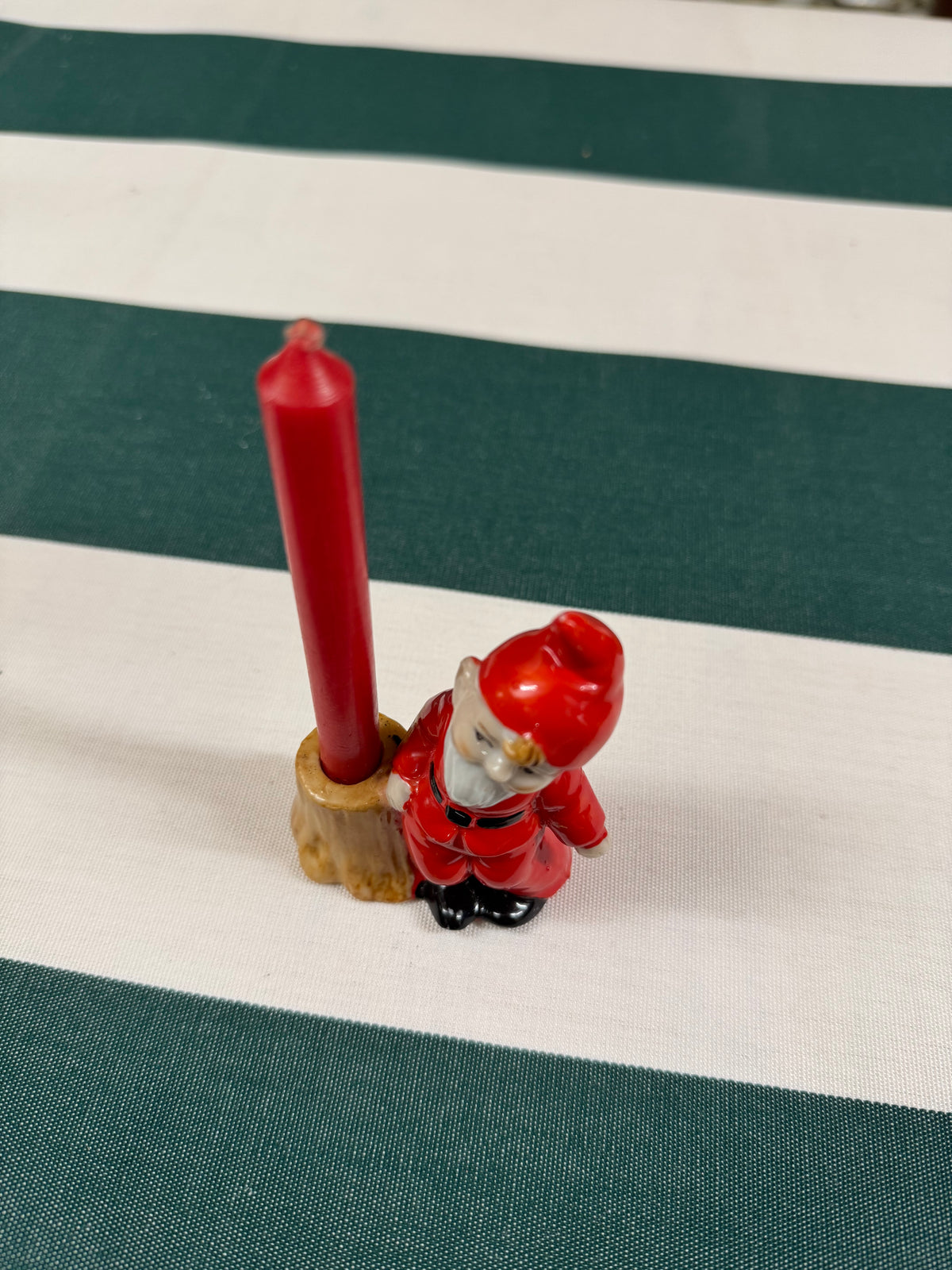 Äldre tomte med julgransljus