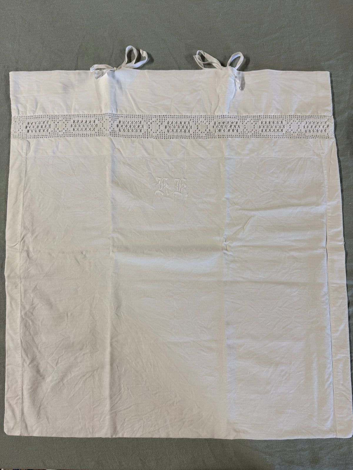 Örngott med knyt och monogram