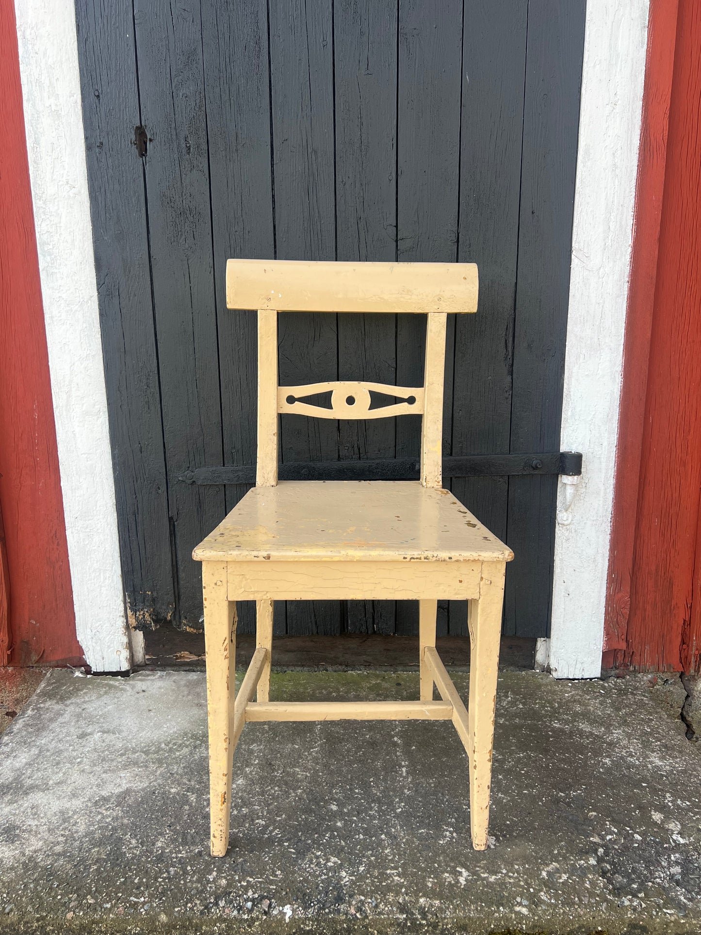 Äldre trästol i aprikos/rosa