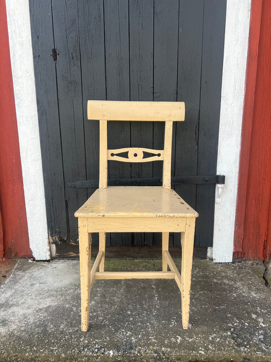 Äldre trästol i aprikos/rosa