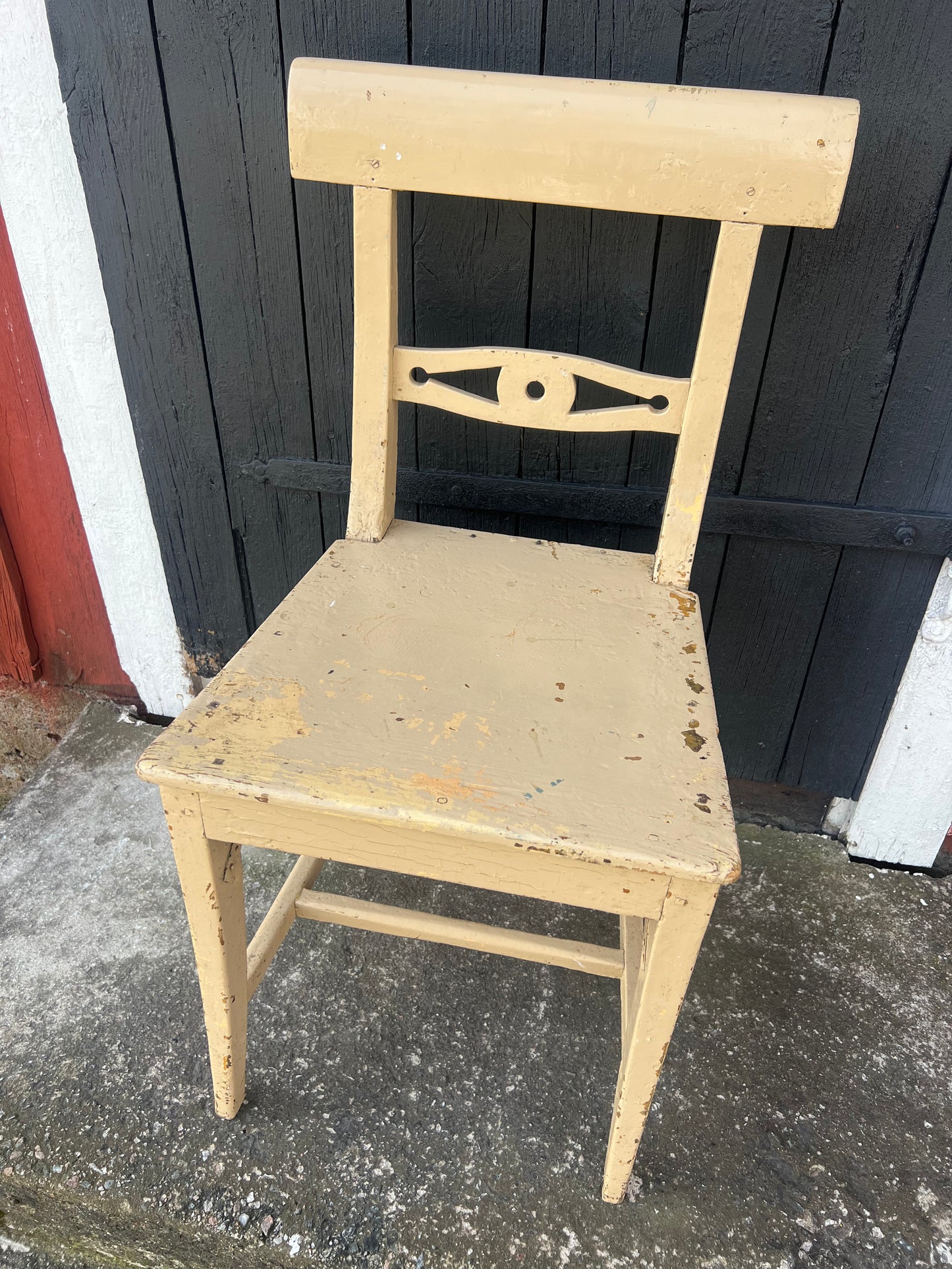 Äldre trästol i aprikos/rosa