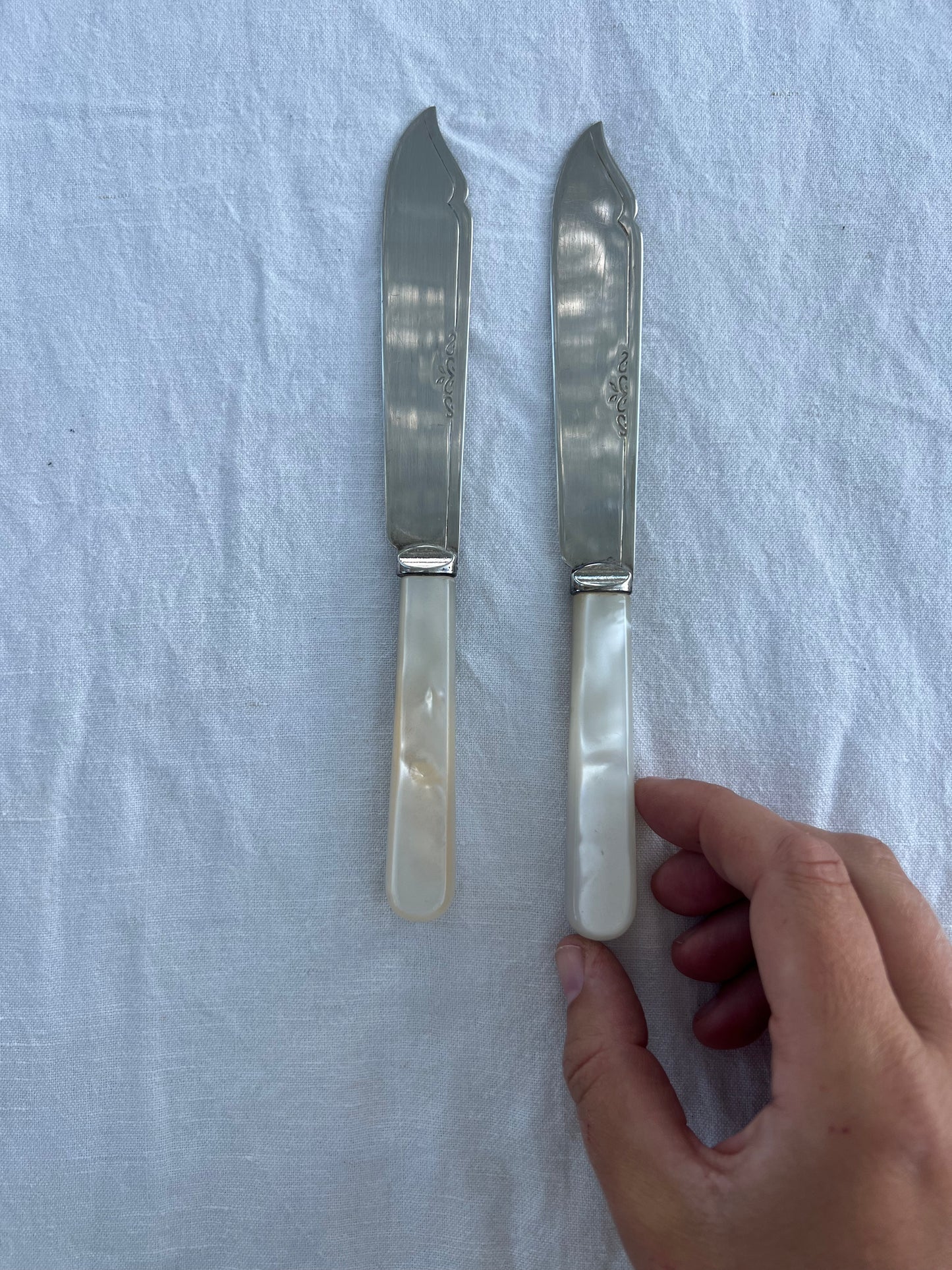2 st knivar i pärlemor - putsade!