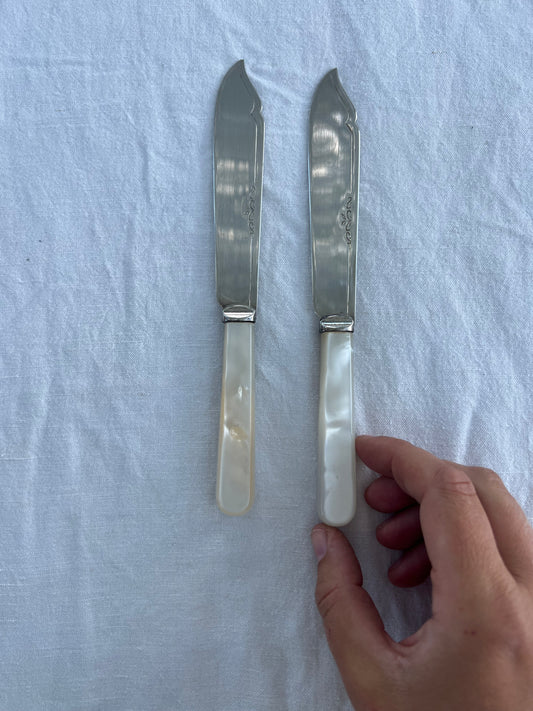 2 st knivar i pärlemor - putsade!