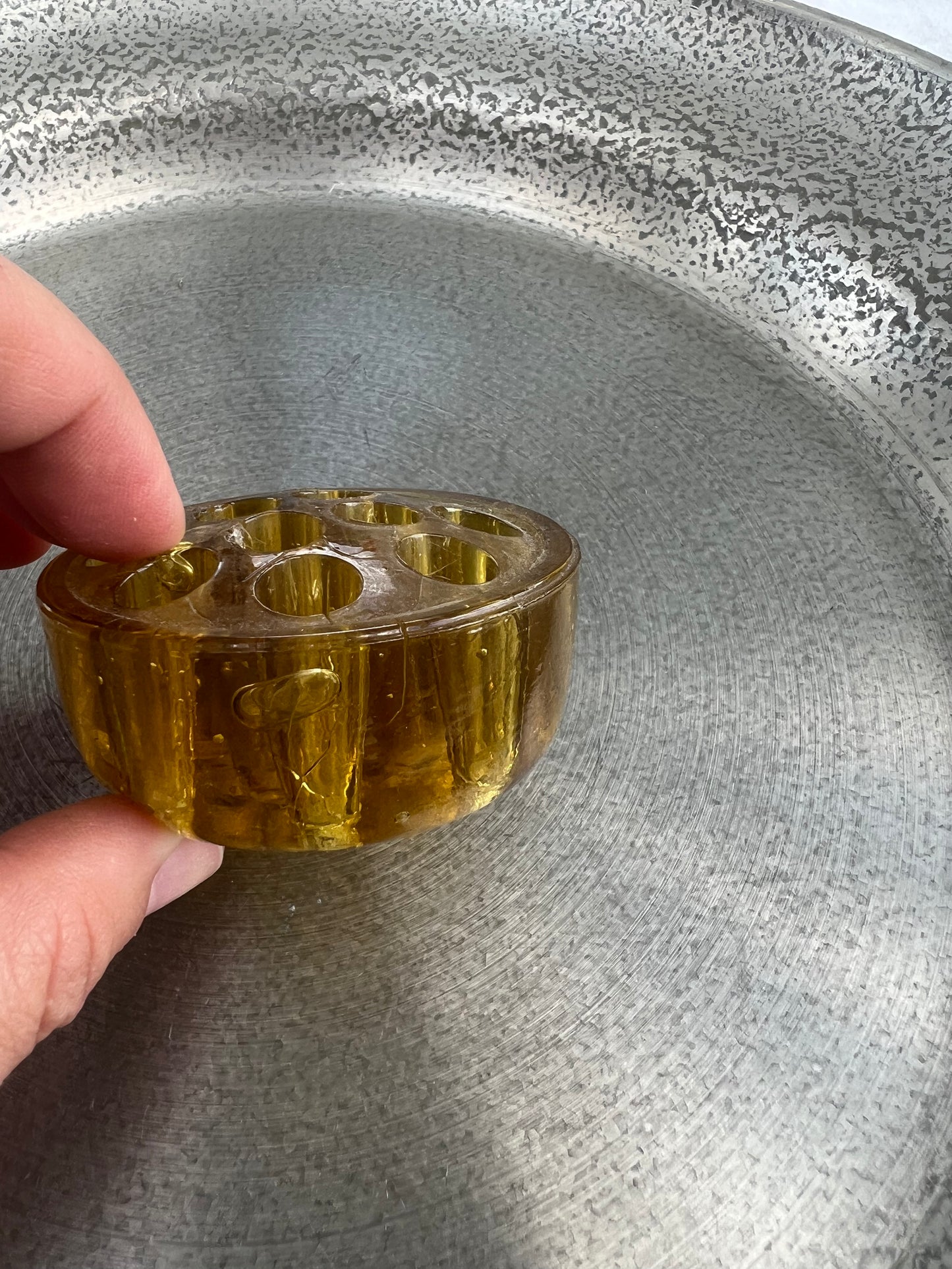 Blomsterfakir Ikebana i brunt glas