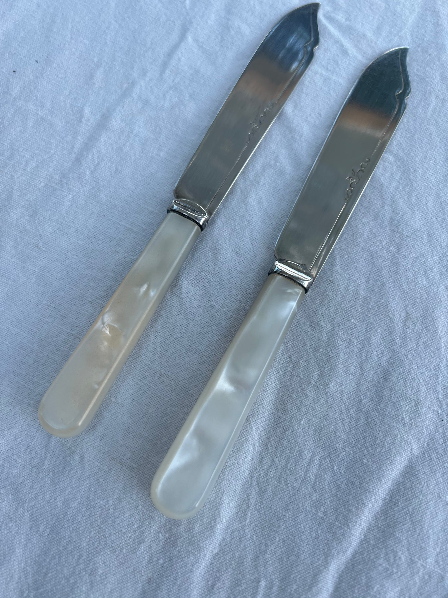 2 st knivar i pärlemor - putsade!