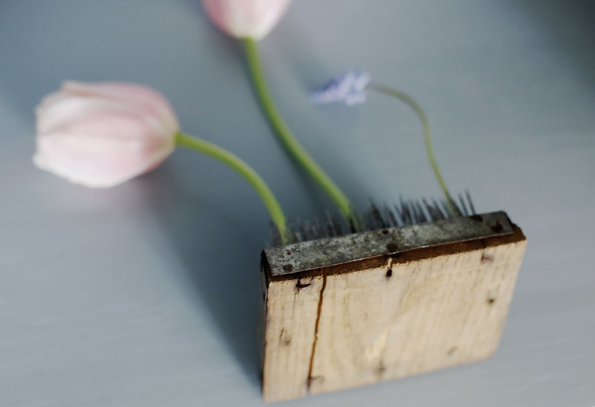 Stor blomsterfakir i metall