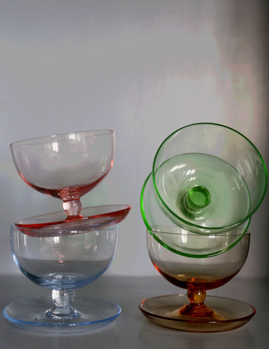 Färgade glasskålar