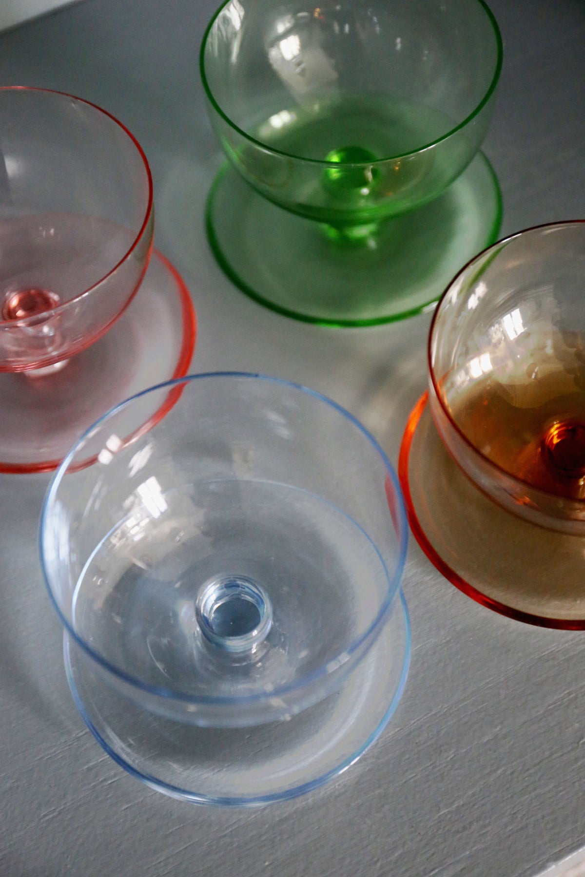 Färgade glasskålar