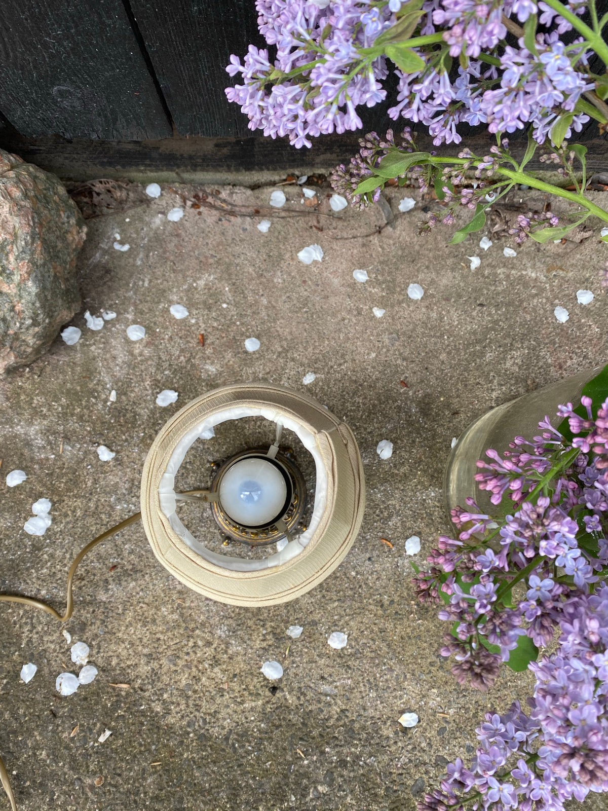 Vacker bordslampa i mässing och glas