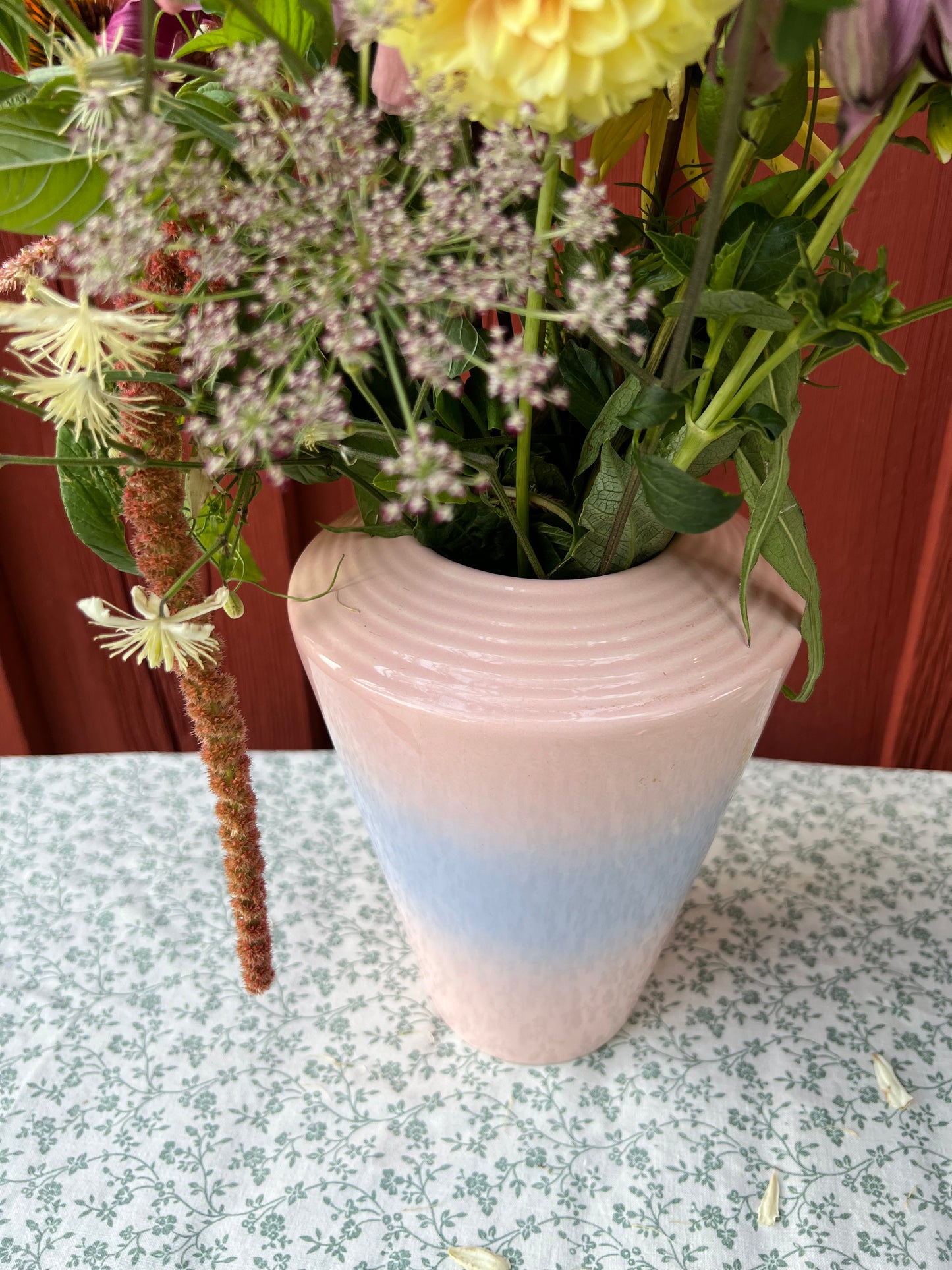 Vacker porslinsvas i rosa och blått