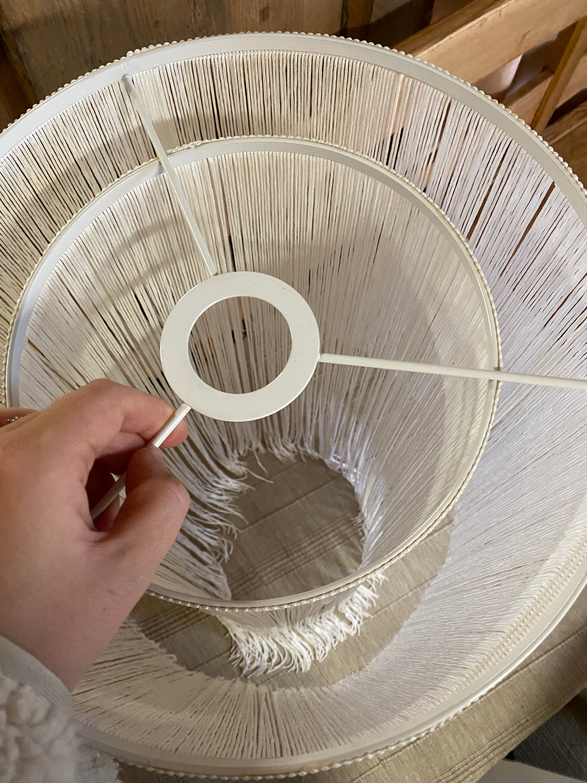Dekorativ lampskärm med trådar i vitt