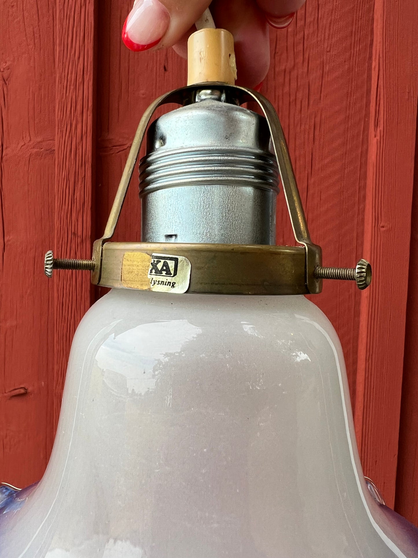 Söt fönsterlampa i vitt och blått porslin med vågad kant