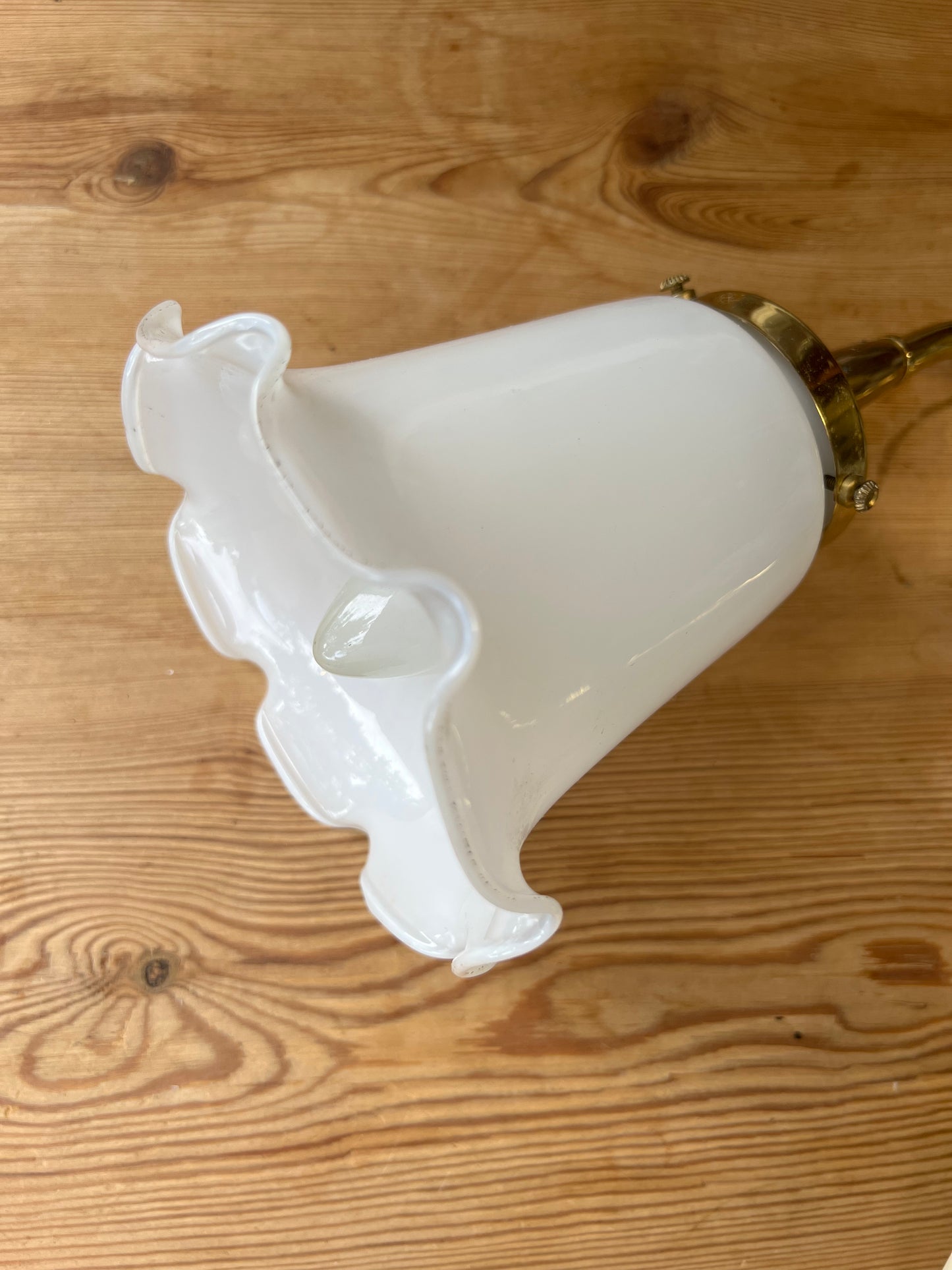 Vägglampa i porslin och mässing med vågad kant