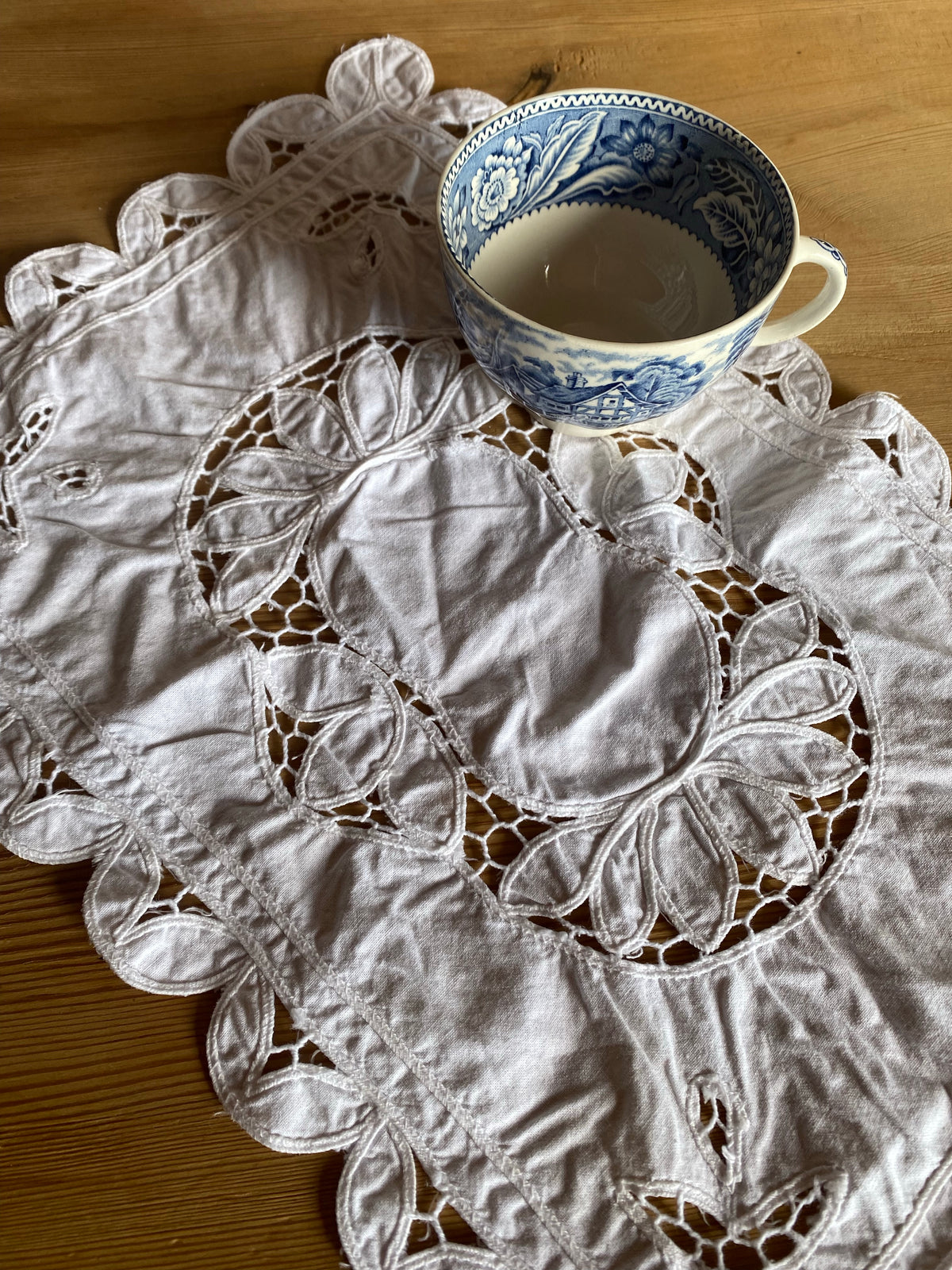 Broderad vit duk