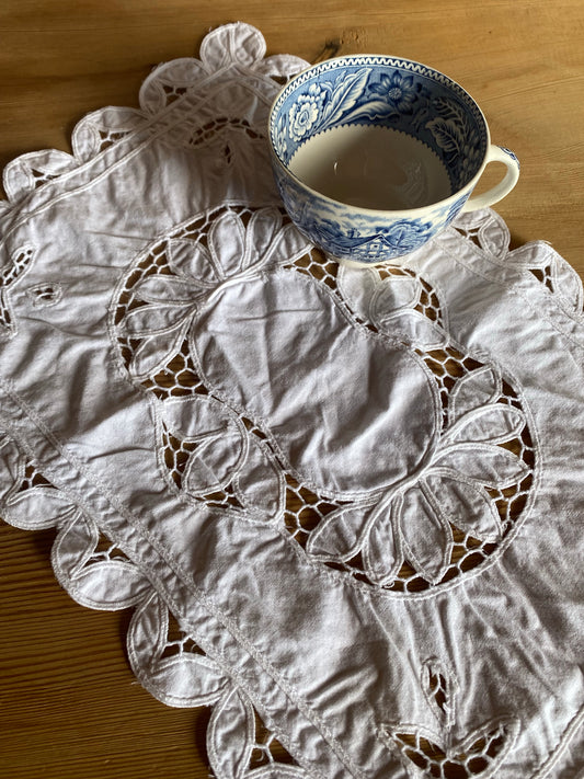 Broderad vit duk
