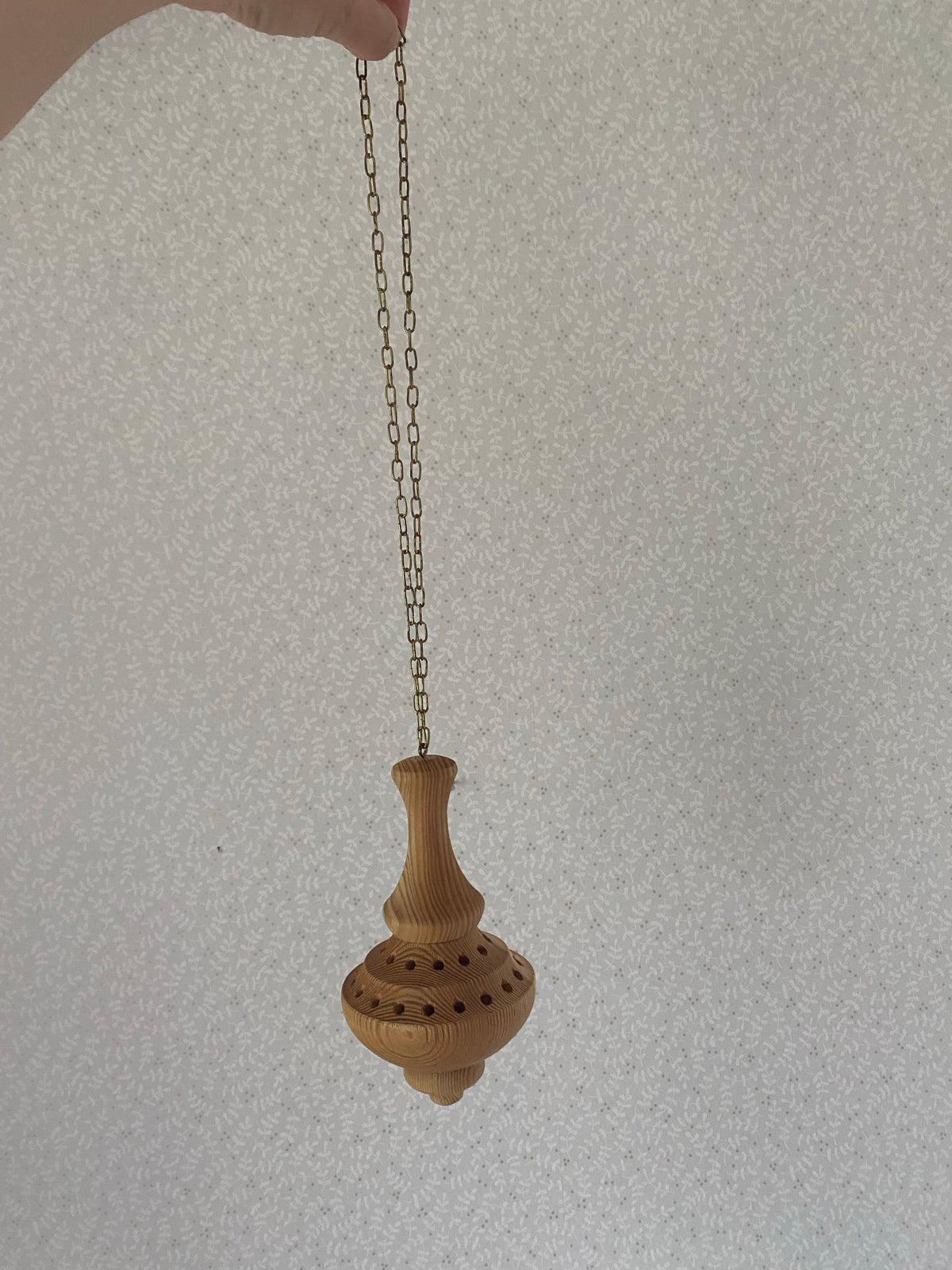 Hängande blomsterfakir i trä
