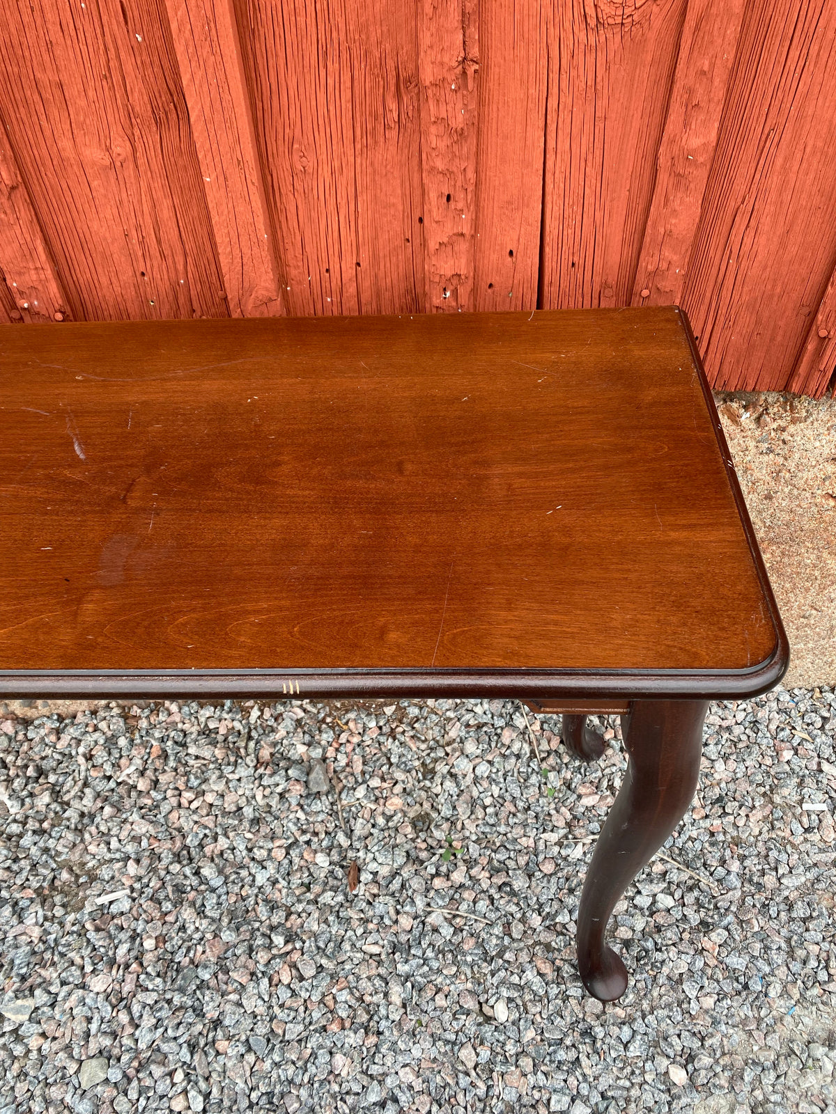 Sidobord/skrivbord i mörkt trä