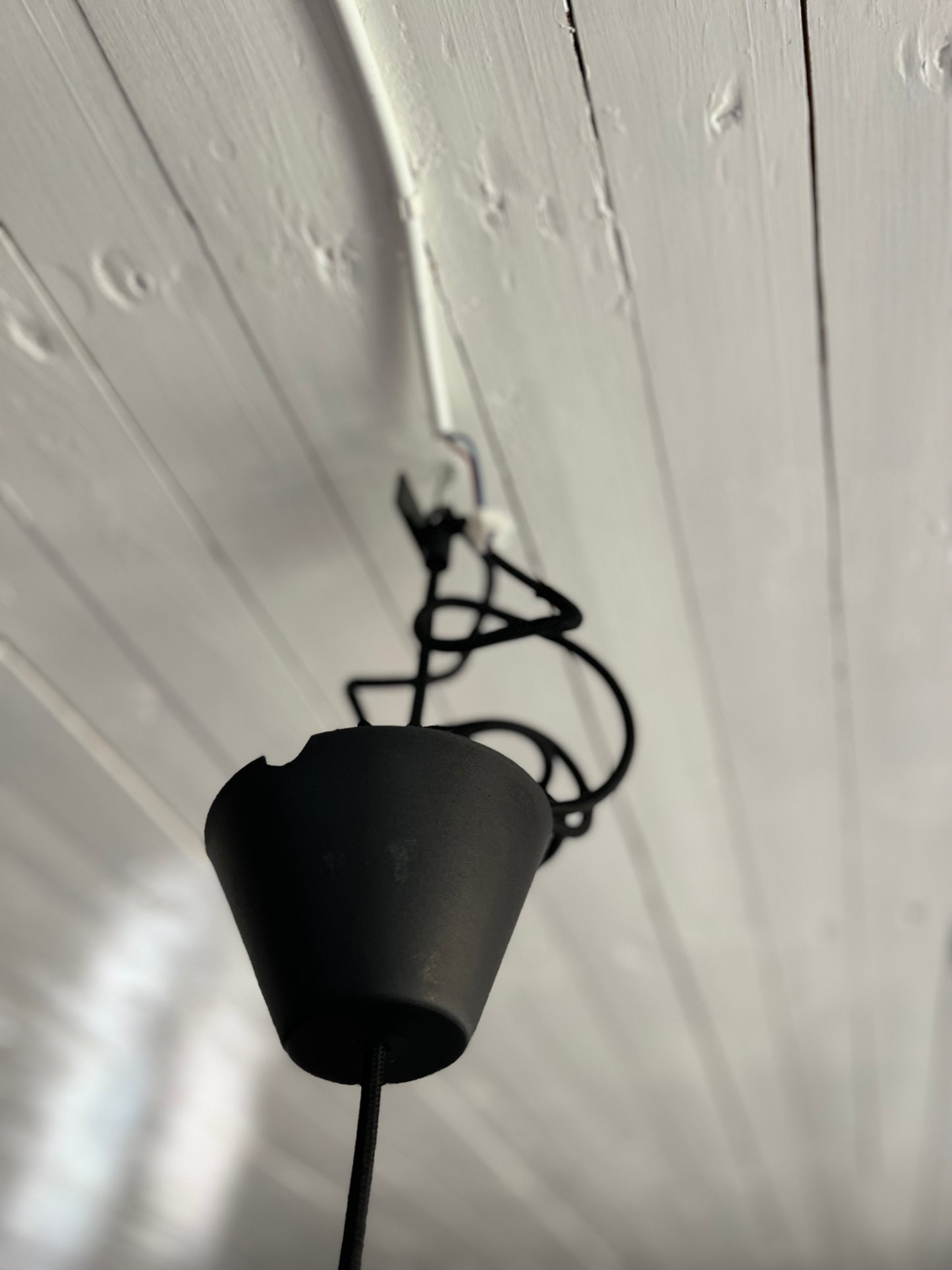 Klotformad lampa i vitt porslin