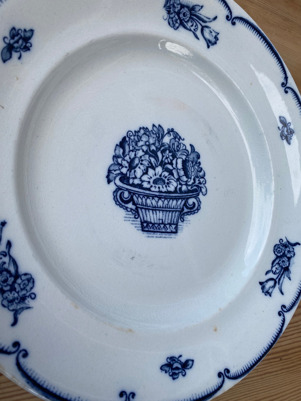 Blåvit tallrik blomsterkorg - Gustafsberg GEFION