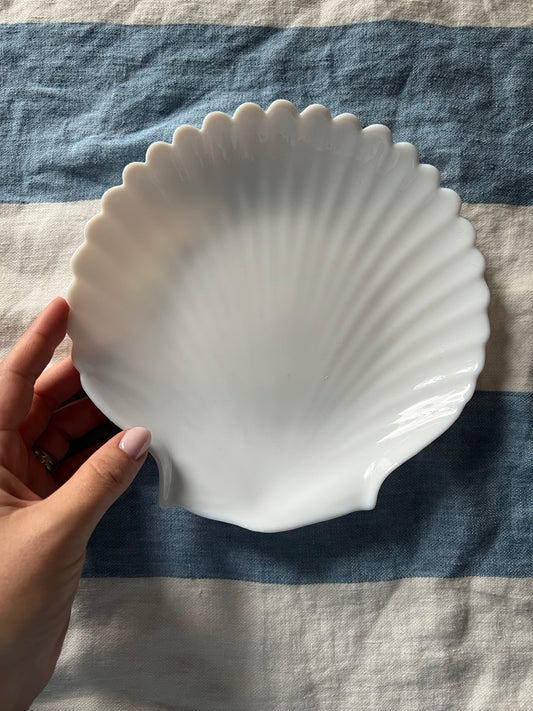 Vitt snäckfat i porslin - mellan
