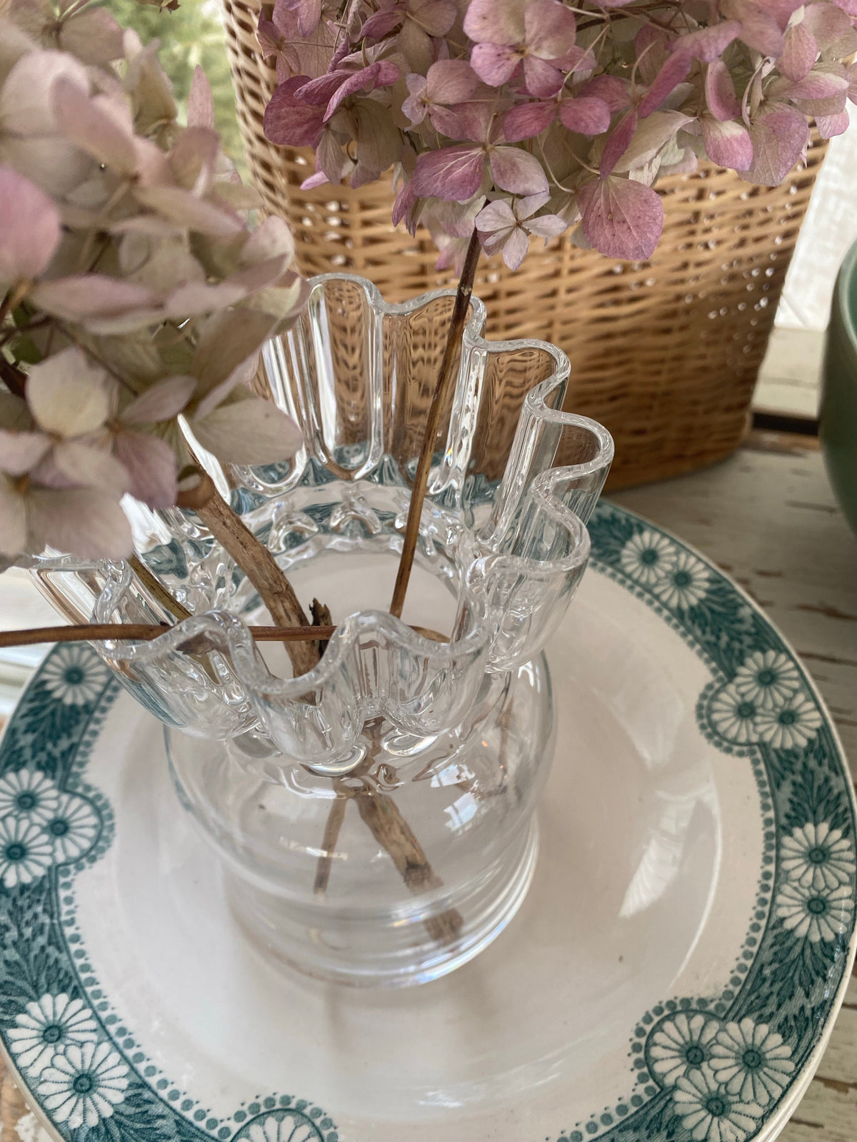 Vacker glasvas med vågad kant - Bukett Kosta Boda